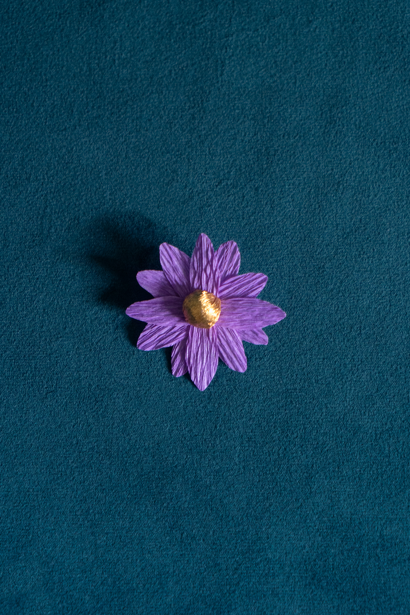 Broche Marguerite de Maison Tessier couleur Améthyste coeur Or, sur tissus velour émeraude