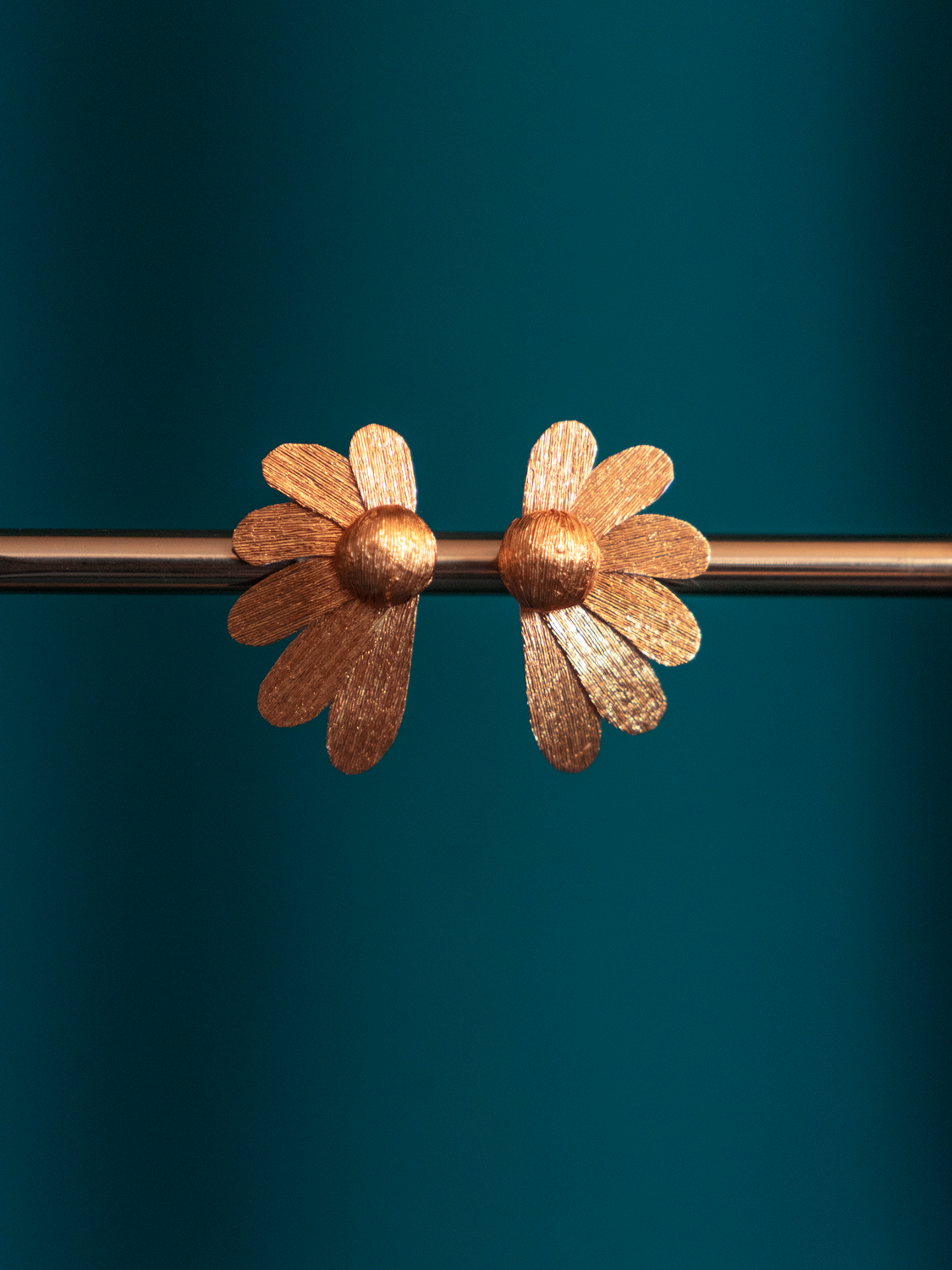 Boucles d'oreilles Puces Pâquerettes Or en papier crépon doré et cœur doré, bijoux floraux artisanaux faits main par Maison Tessier.