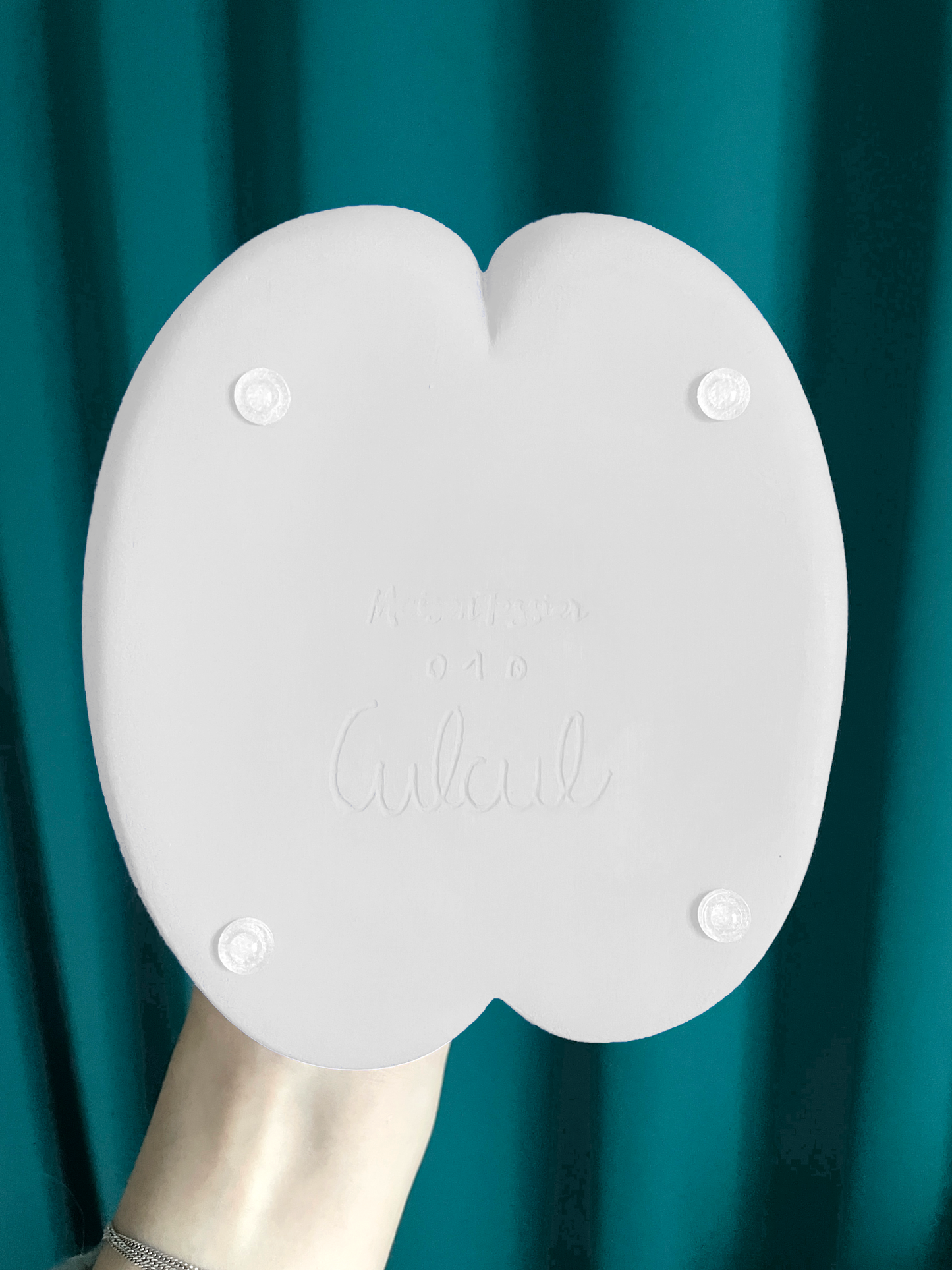 Exemple de gravure personnalisée « Culcul » sous le pot Petit Fessier de Maison Tessier couleur Lune, sur fond vert émeraude