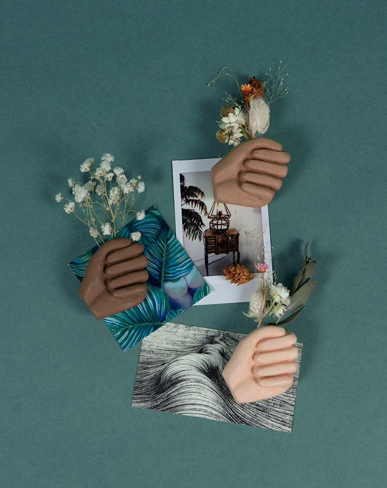 Mini Mains de Maison Tessier, bouquet de fleurs séchées, dorée, crème, café, chocolat, photo, polaroïd, carte de visite, sur fond vert émeraude