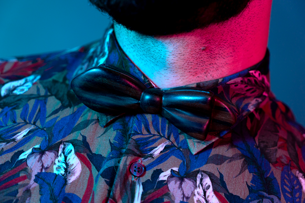 gros plan d'un homme barbu portant une chemise fleurie avec un noeud papillon Lysandra Celebica Maison Tessier