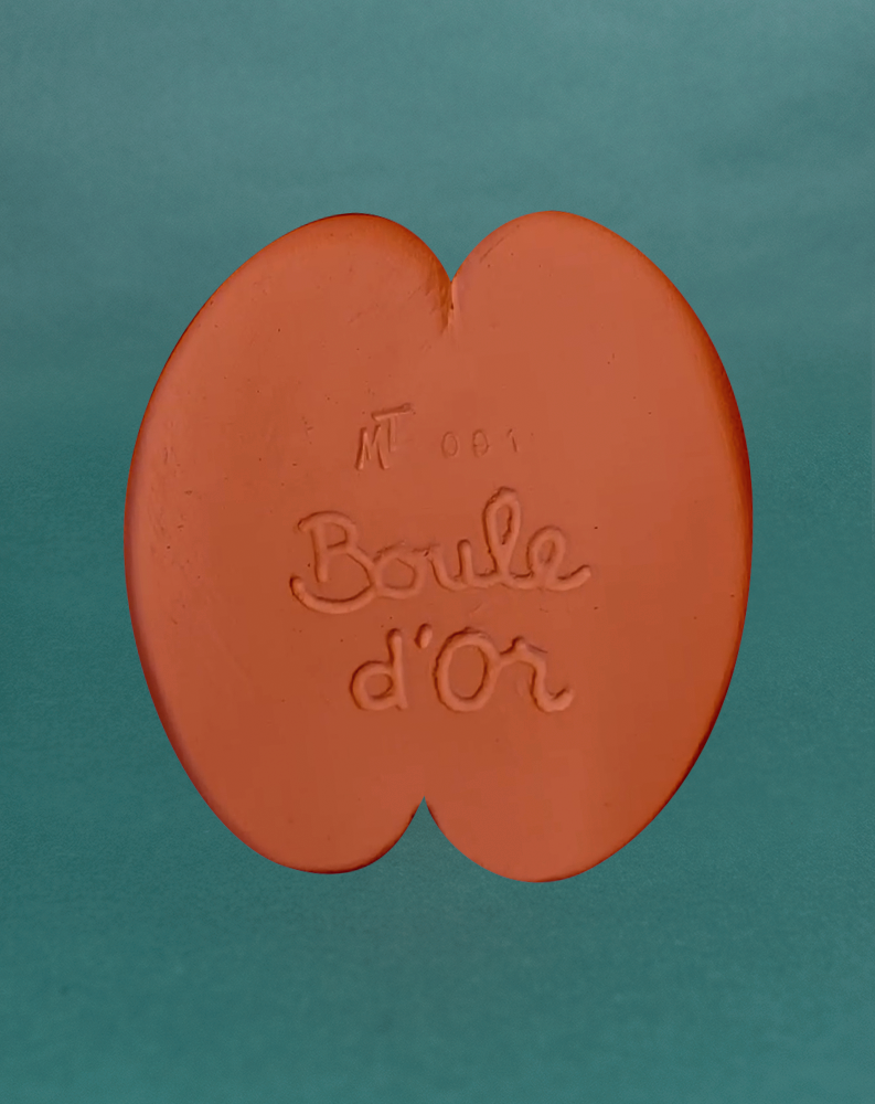 Dessous du cache-pot Fessier Terracotta montrant la signature Maison Tessier, le numéro de série et l'inscription “Boule d’Or” gravés, pièce artisanale numérotée fait main en résine écologique (Jesmonite) par Maison Tessier
