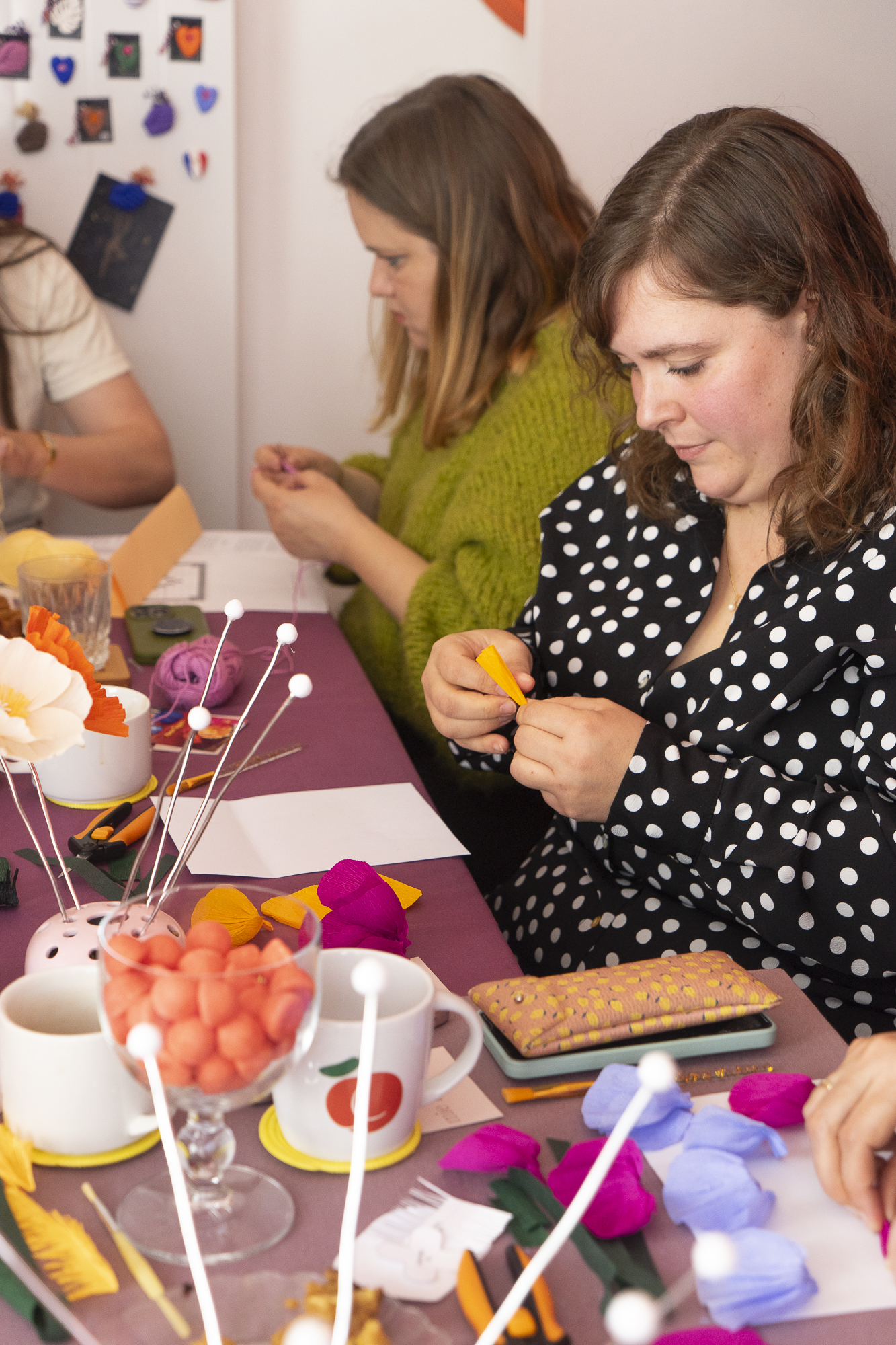 Une participante façonnant des pétales en papier crépon jaune pour créer un Pavot, atelier créatif, team building, EVJF, animé par Maison Tessier.