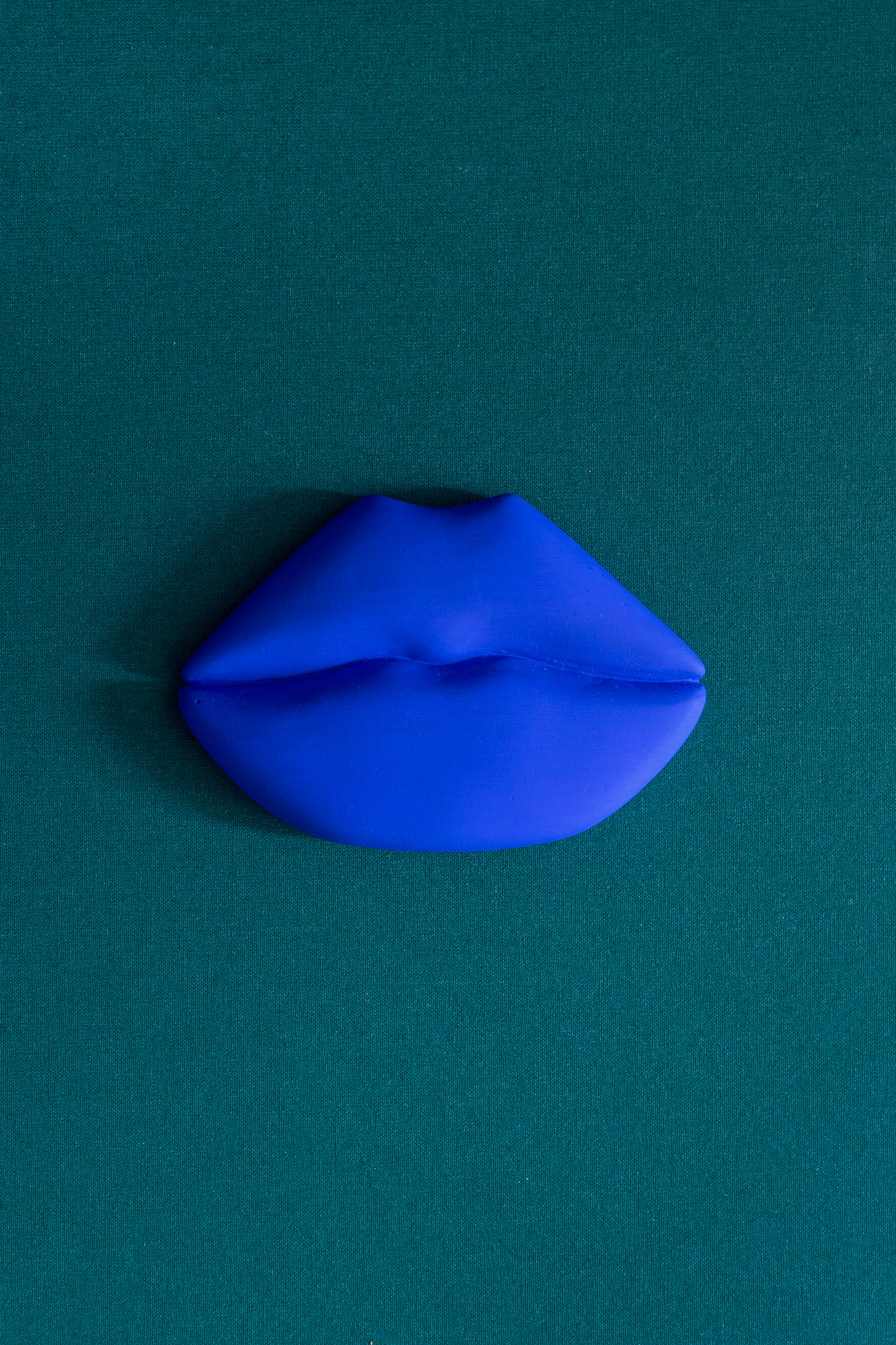 bouche Maison Tessier Bleu Klein, sur fond vert émeraude