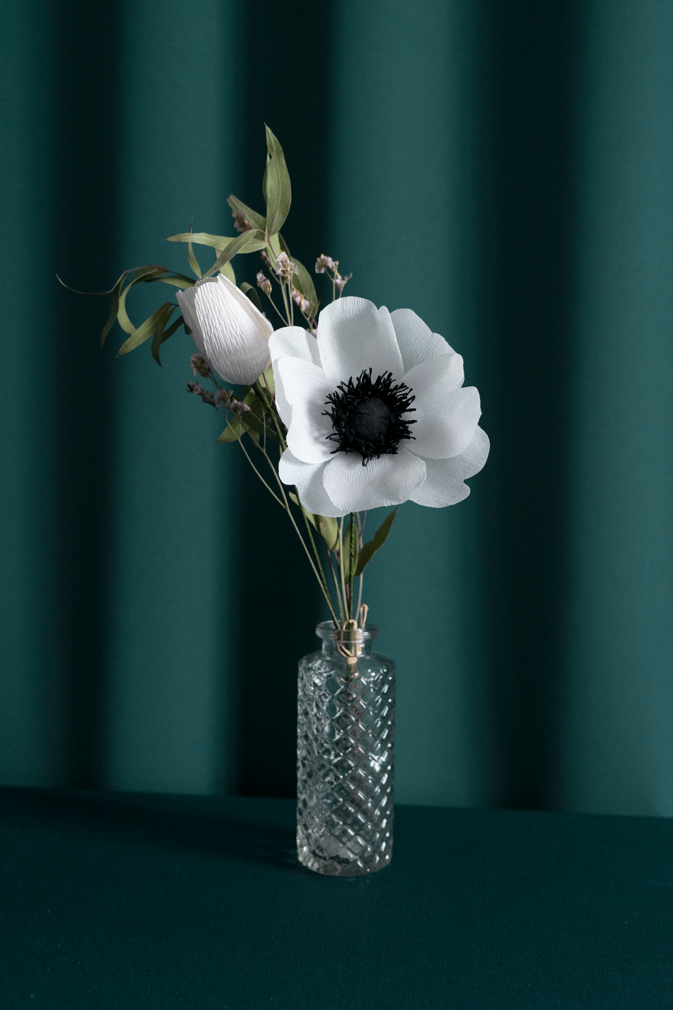 Bouquet 2 fleurs en papier de Maison Tessier avec une Anémone Blanche, une tulipe blanche, du luminium et de l'eucalyptus séché