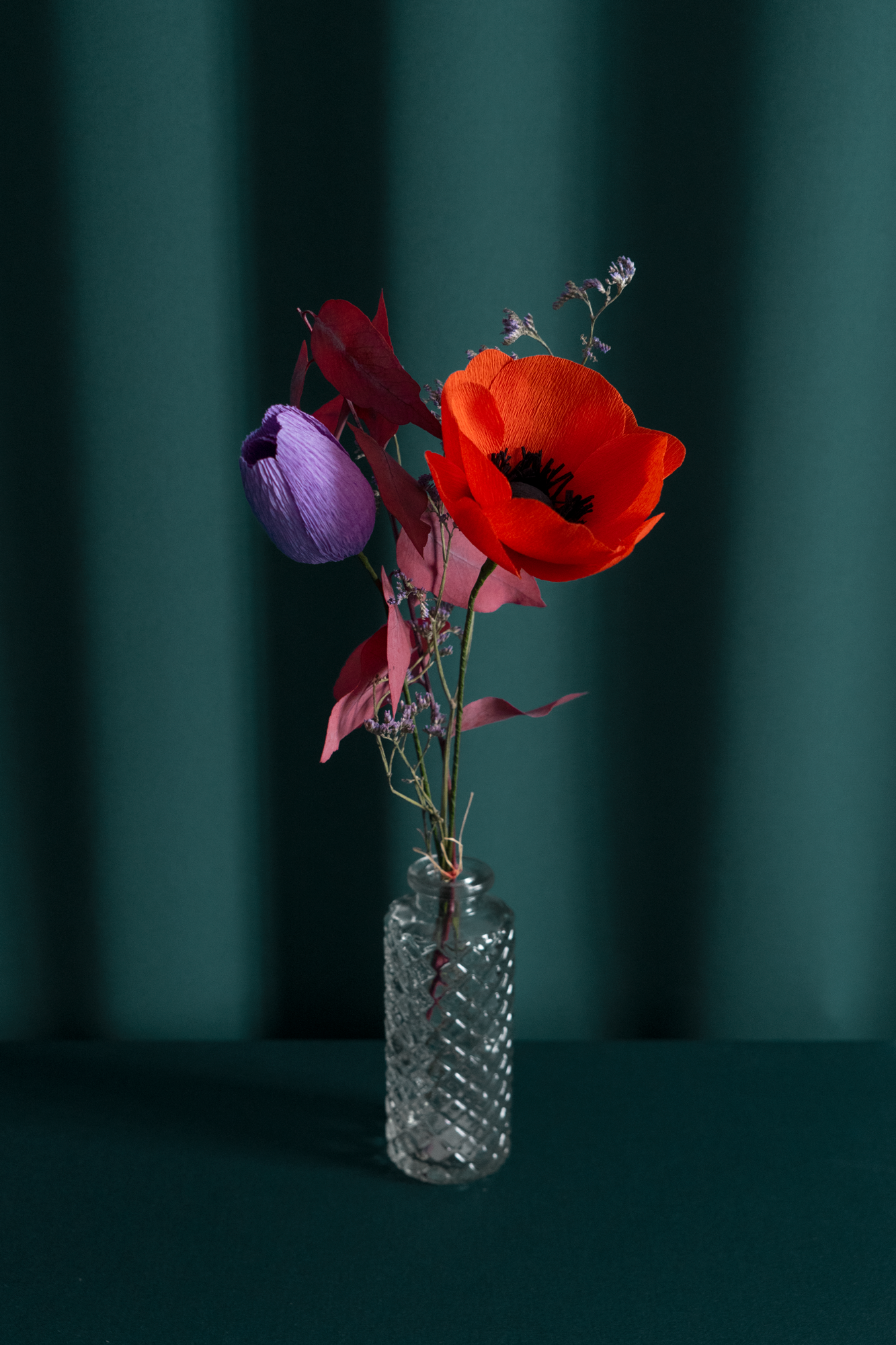 Bouquet 2 fleurs en papier de Maison Tessier avec une Anémone Orange corail, une tulipe parme, du luminium et de l'eucalyptus stabilisé bordeaux