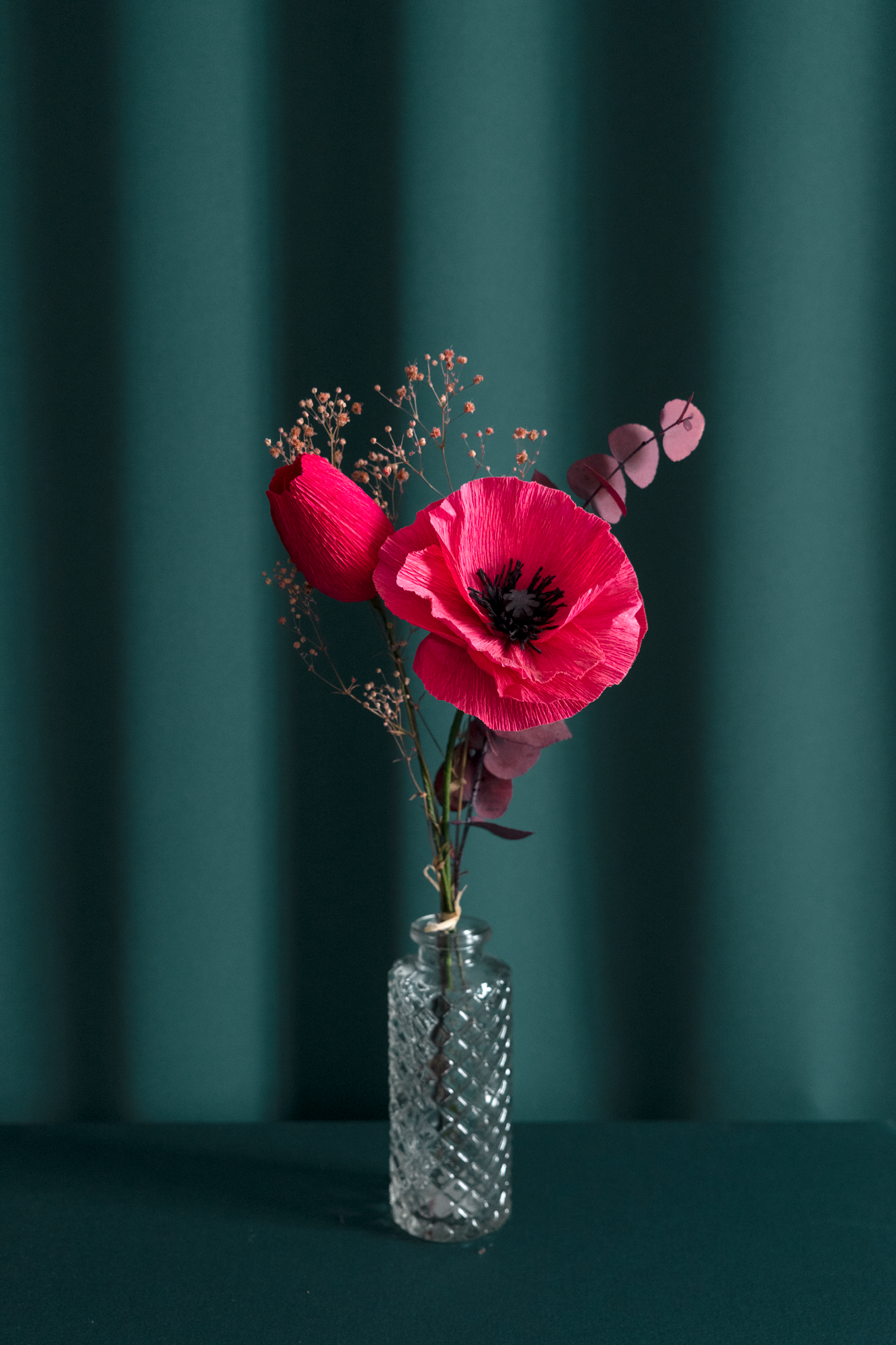 Bouquet 2 fleurs en papier de Maison Tessier avec un Pavot rouge, une tulipe rouge, du jupsophile corail et de l'eucalyptus stabilisé bordeaux