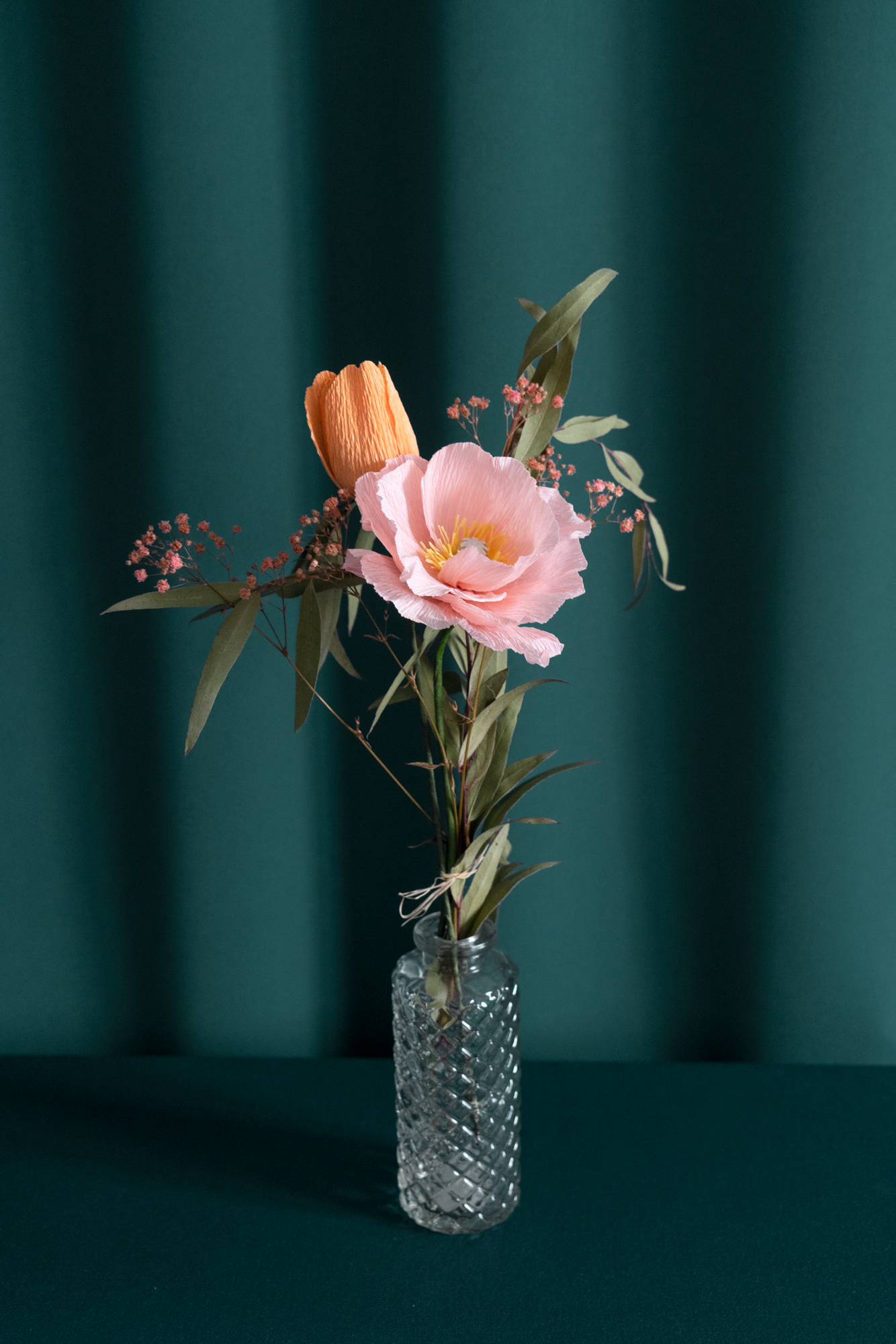 Bouquet 2 fleurs en papier de Maison Tessier avec un Pavot rose, une tulipe orange, du jupsophile corail et de l'eucalyptus séché