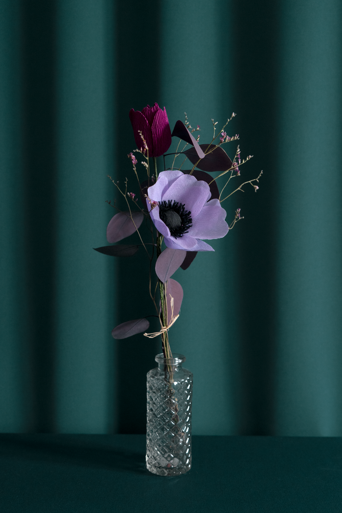 Bouquet 2 fleurs en papier de Maison Tessier avec une Anémone Parme, une tulipe bordeaux, du luminium et de l'eucalyptus stabilisé