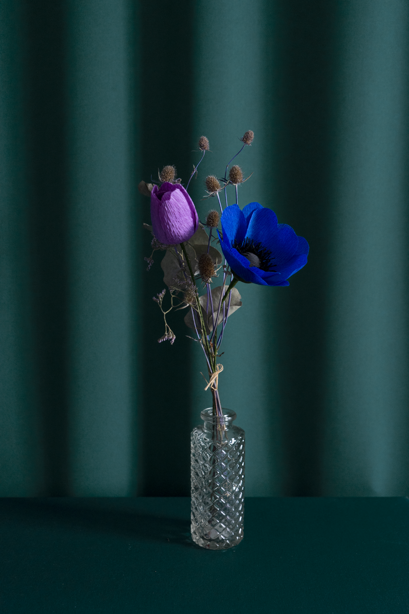 Bouquet 2 fleurs en papier de Maison Tessier avec une Anémone Bleu Roi, une tulipe parme, du mini chardon et de l'eucalyptus stabilisé