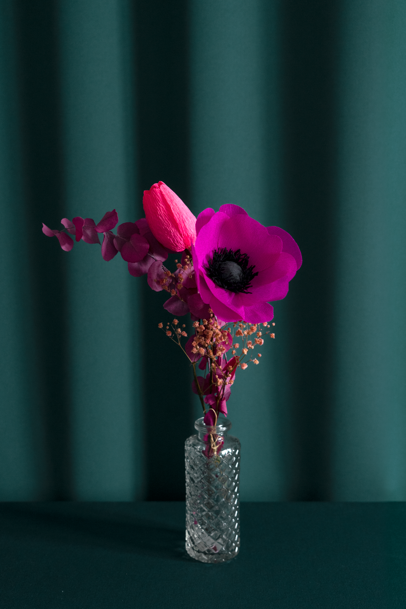 Bouquet 2 fleurs en papier de Maison Tessier avec une Anémone rose, une tulipe rose, du jupsophile corail et de l'eucalyptus stabilisé rose