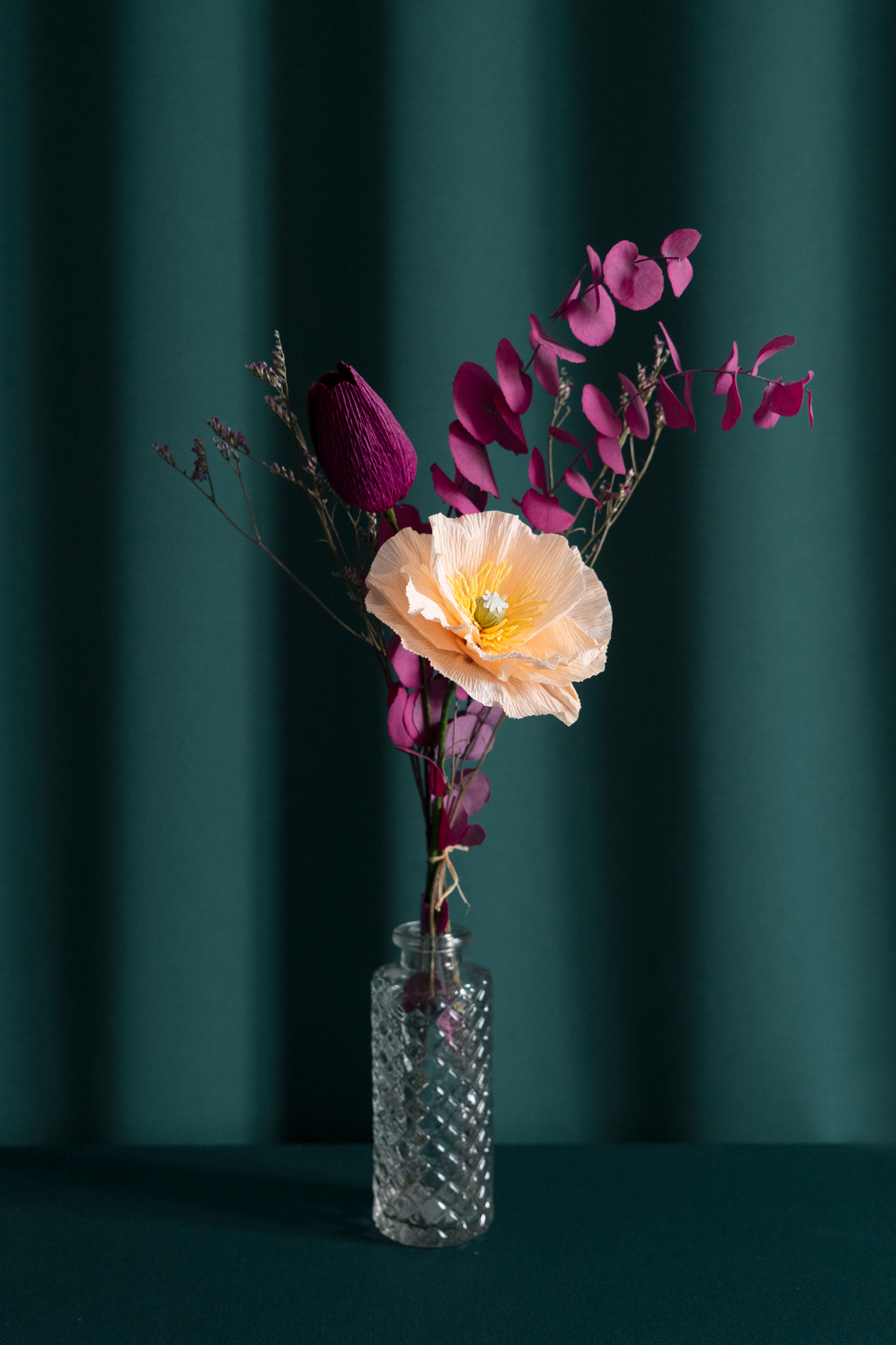 Bouquet 2 fleurs en papier de Maison Tessier avec un Pavot Orange clair, une tulipe bordeaux, du jluminium et de l'eucalyptus stabilisé rose