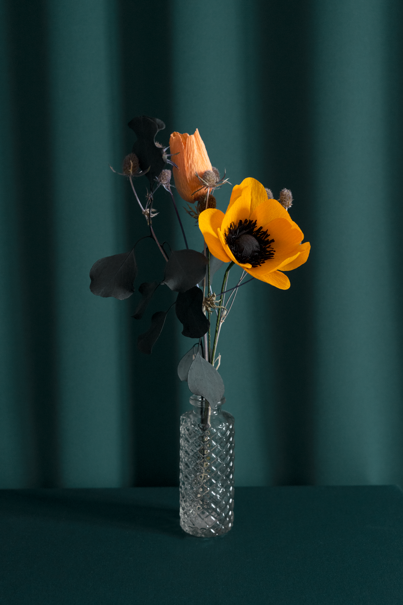 Bouquet 2 fleurs en papier de Maison Tessier avec une Anémone jaune, une tulipe jaune, des minis chardons et de l'eucalyptus stabilisé