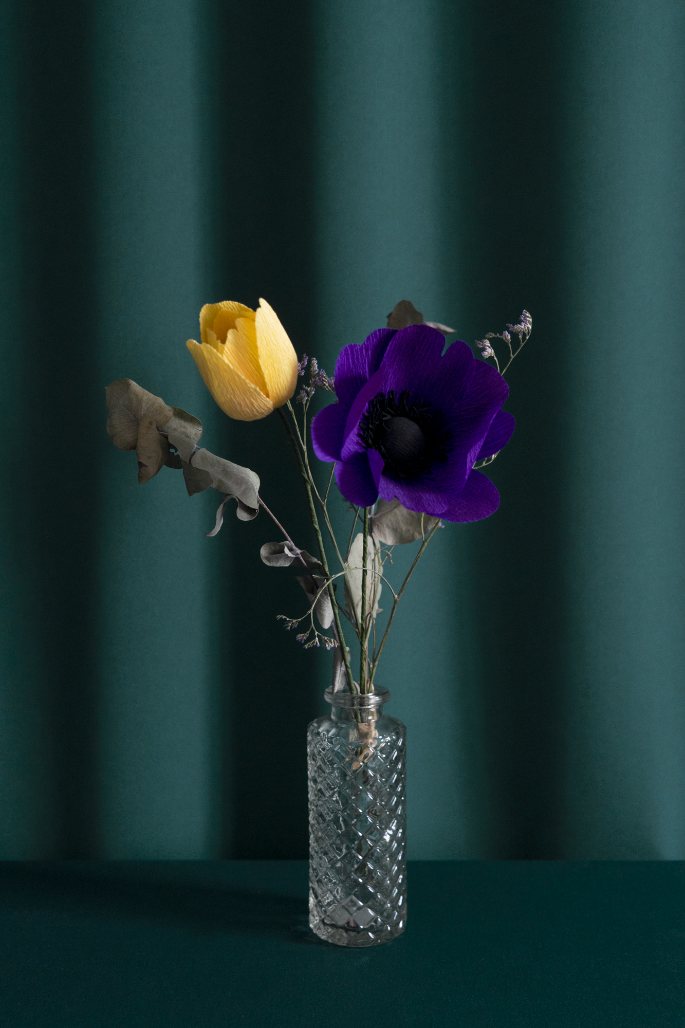 Bouquet 2 fleurs en papier de Maison Tessier avec une Anémone violette, une tulipe jaune, du luminium et de l'eucalyptus séché