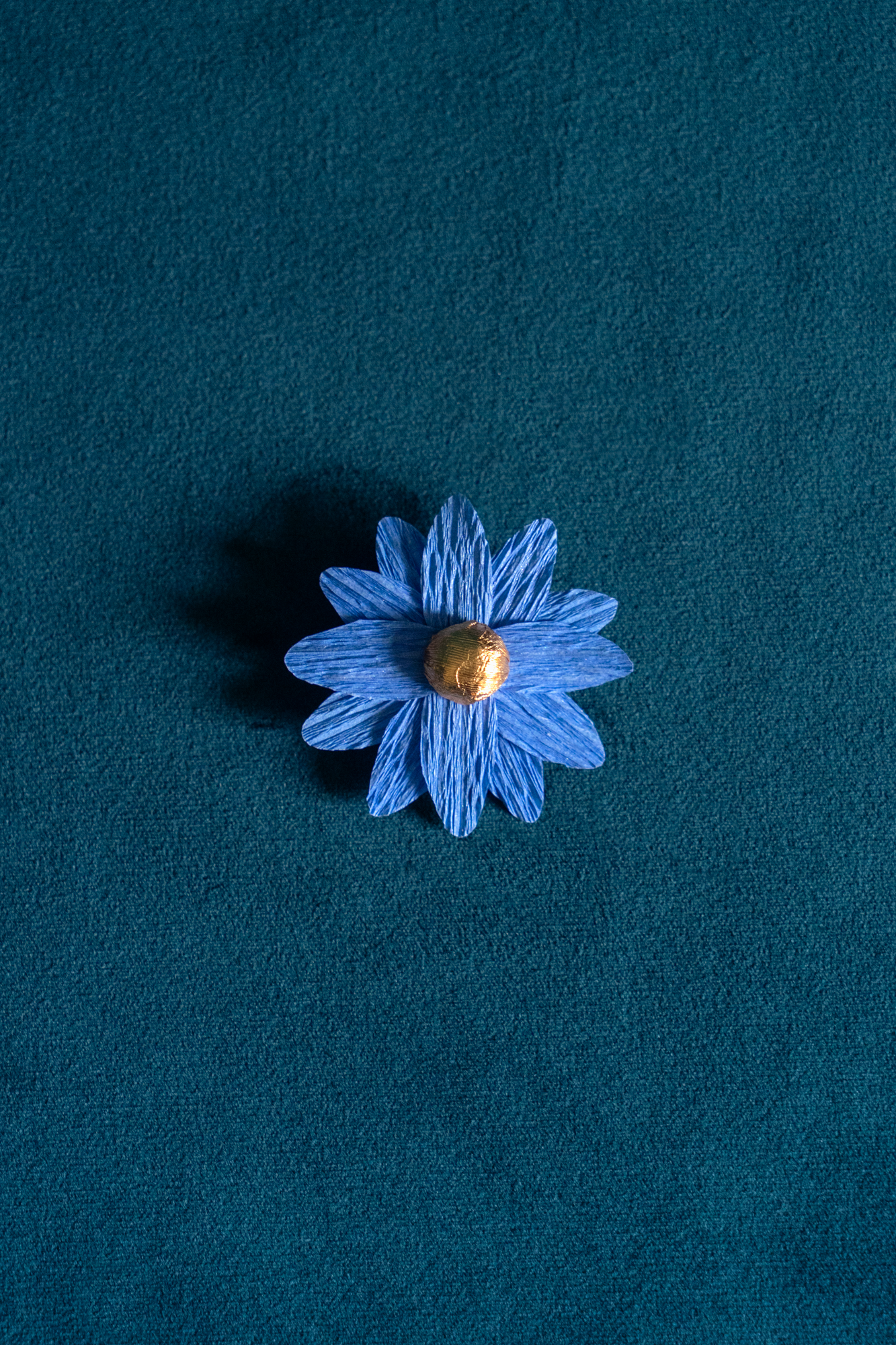 Broche Marguerite de Maison Tessier couleur Bleuet coeur Or, sur tissus velour émeraude