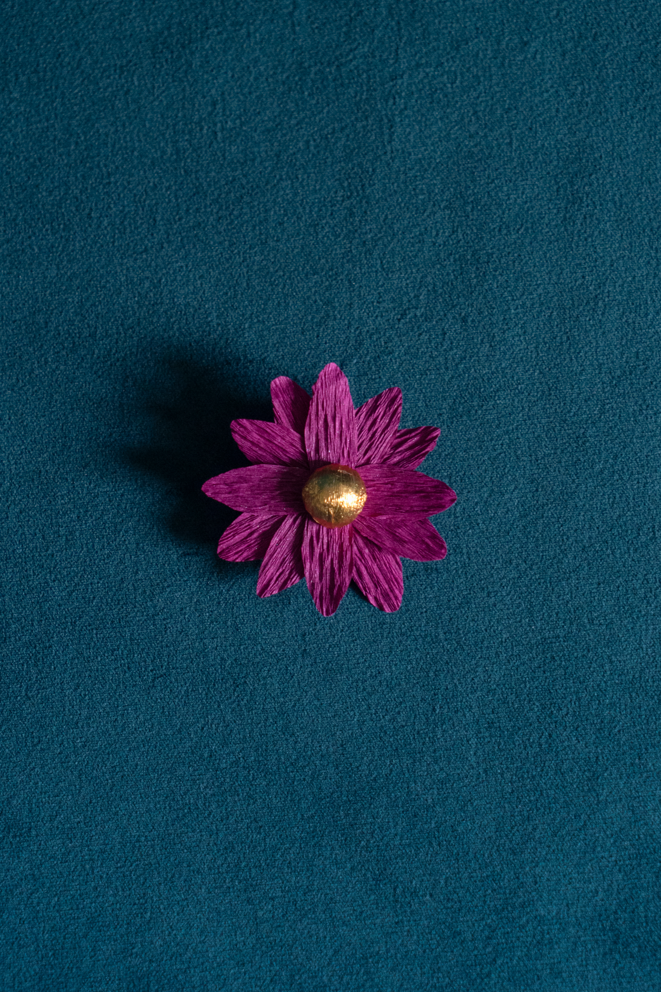 Broche Marguerite de Maison Tessier couleur Grenat coeur Or, sur tissus velour émeraude