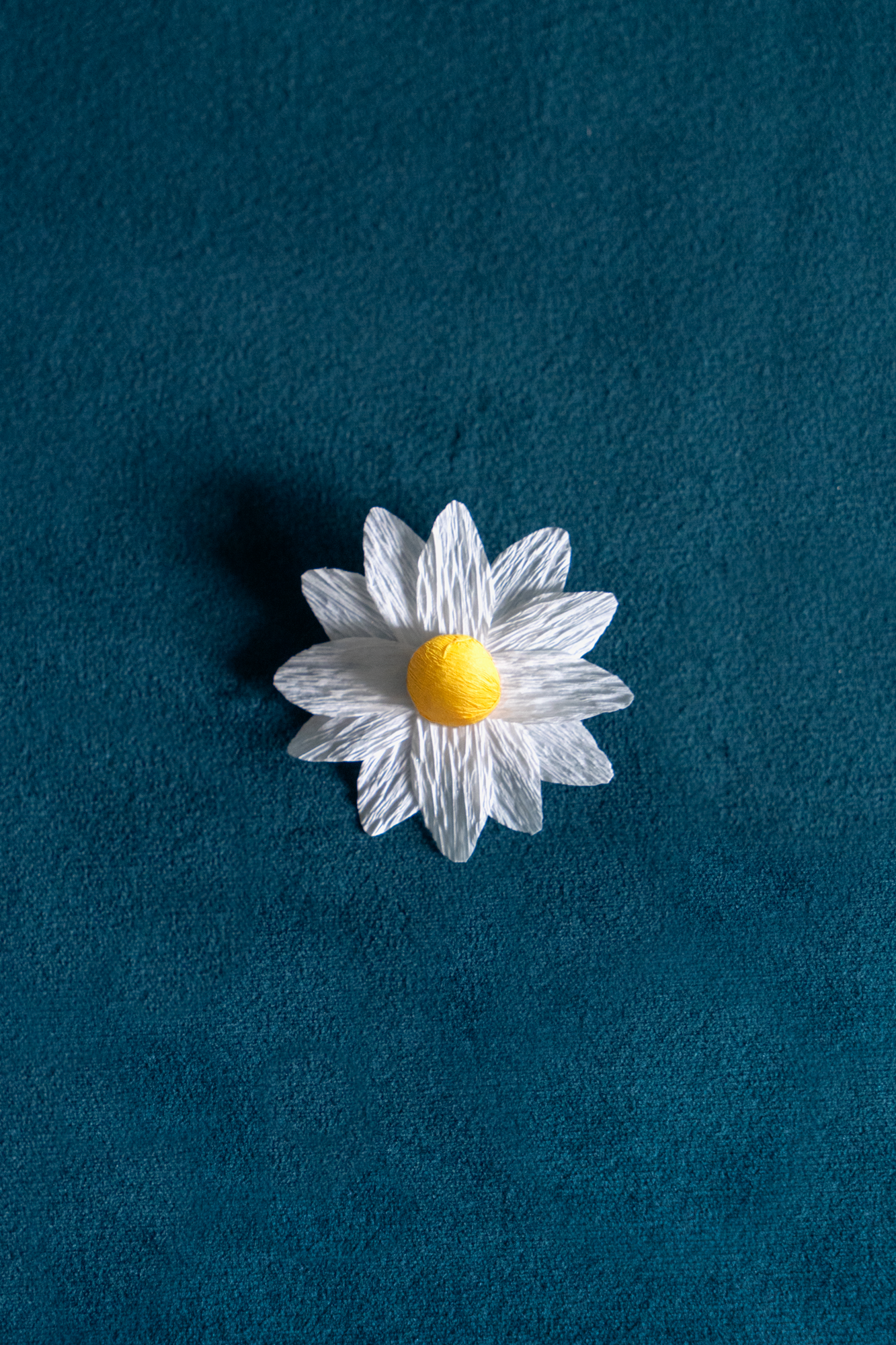 Broches Marguerite de Maison Tessier couleur Perle coeur Citrine, sur tissus velour émeraude