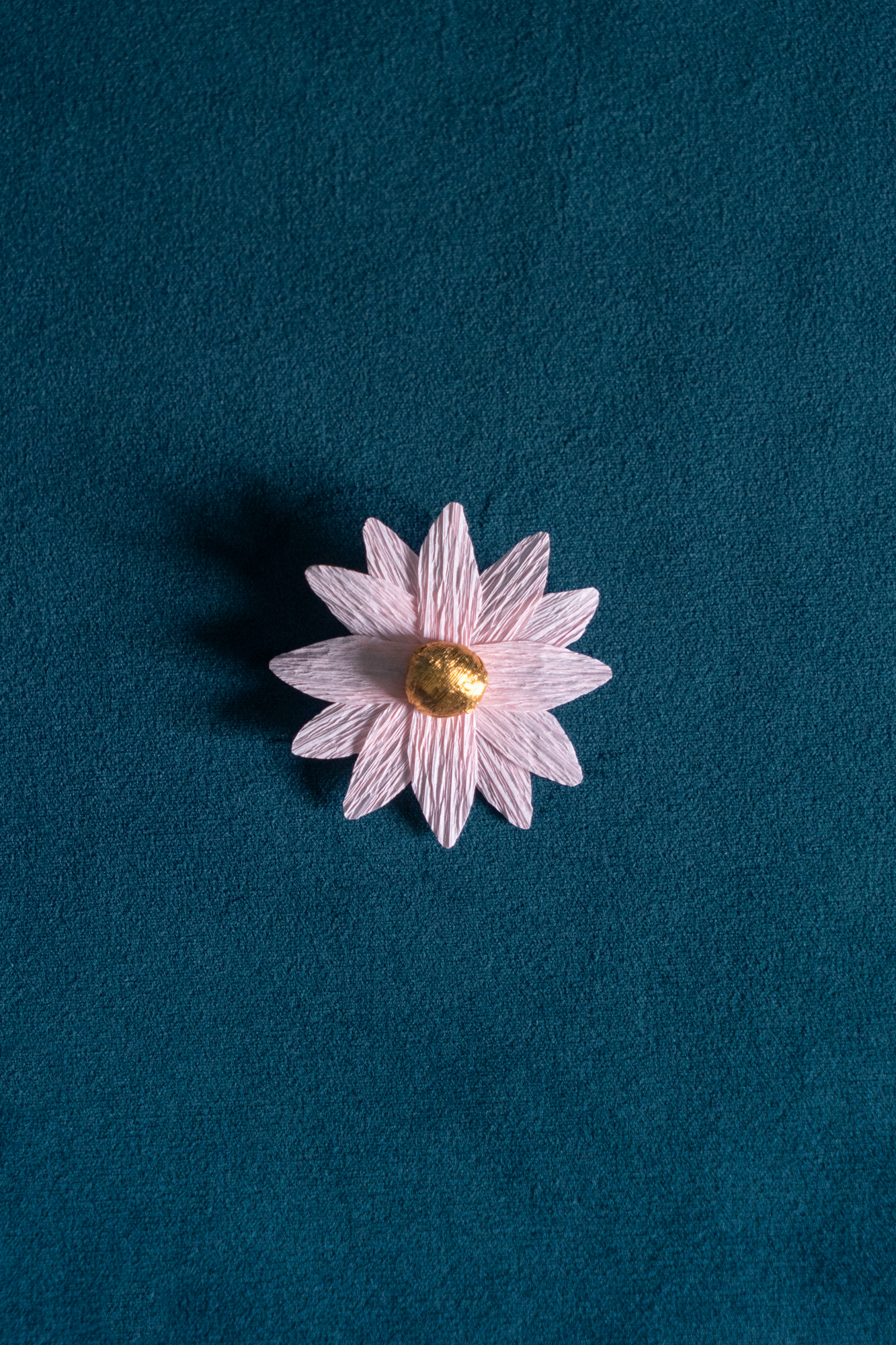 Broche Marguerite de Maison Tessier couleur Quartz rose coeur Or, sur tissus velour émeraude