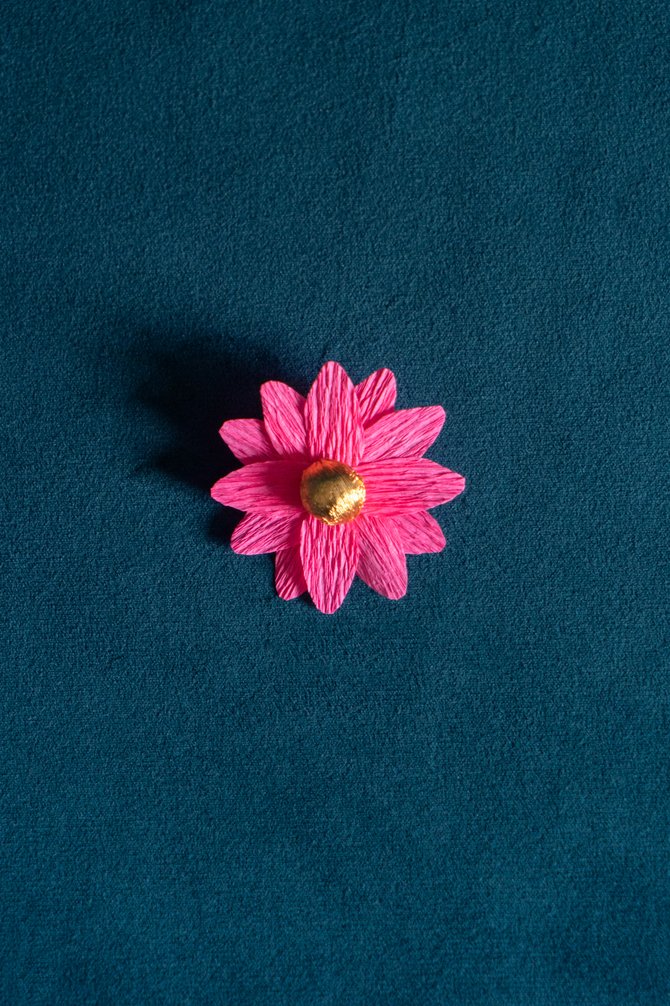 Broche Marguerite de Maison Tessier couleur Rose coeur Or, sur tissus velour émeraude