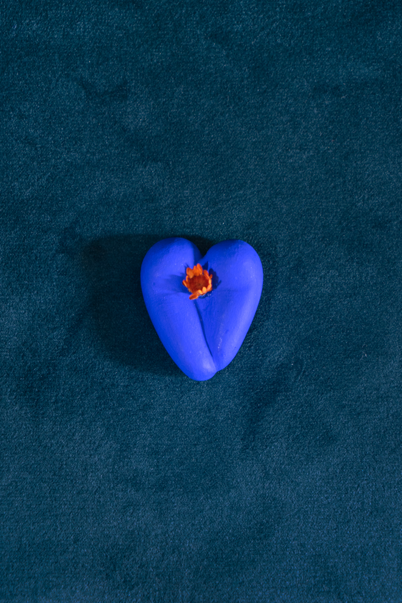 Coeur à nu de Maison Tessier Bleu Klein, fesses en forme de coeur avec petites fleurs séchées, sur tissus velour émeraude