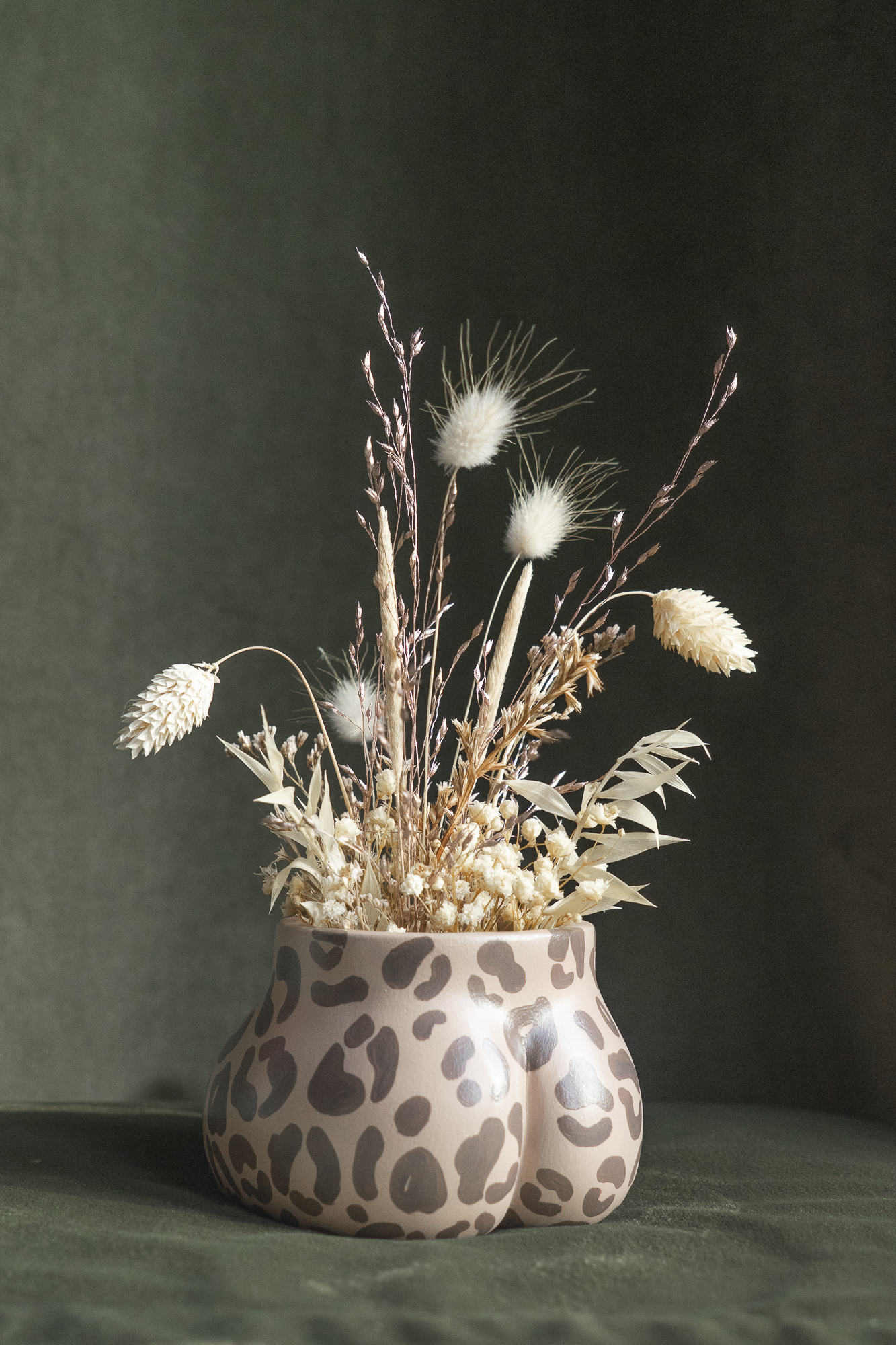 Mini cache-pot Fessier imprimé léopard beige et marron en résine écologique, côté fesses, garni d'un bouquet de fleurs séchées naturelles, lagures, gypsophiles, glixias, phalaris beiges et blanches, objet déco floral original fait main par Maison Tessier