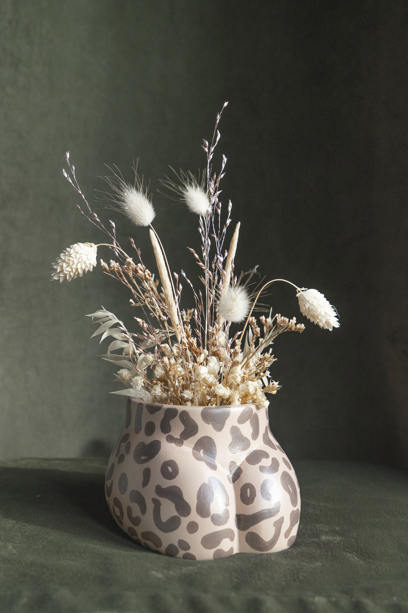 Mini cache-pot Fessier imprimé léopard beige et marron en résine écologique, côté pubis, garni d'un bouquet de fleurs séchées naturelles, lagures, gypsophiles, glixias, phalaris beiges et blanches, objet déco floral original fait main par Maison Tessier