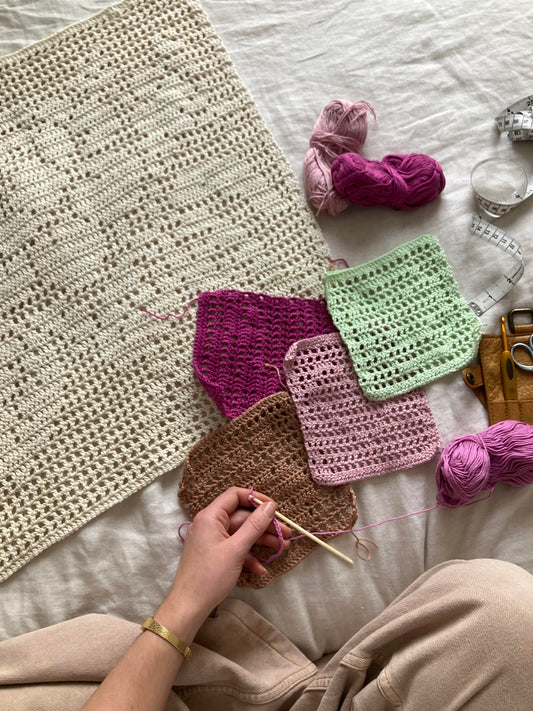 Photo du matériel de crochet pour un atelier sur la technique du crochet filet par Carissa de Mie Knitwear à La Rochelle