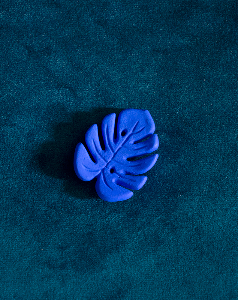 Mini Monstera Bleu Klein magnet de Maison Tessier, sur fond vert émeraude