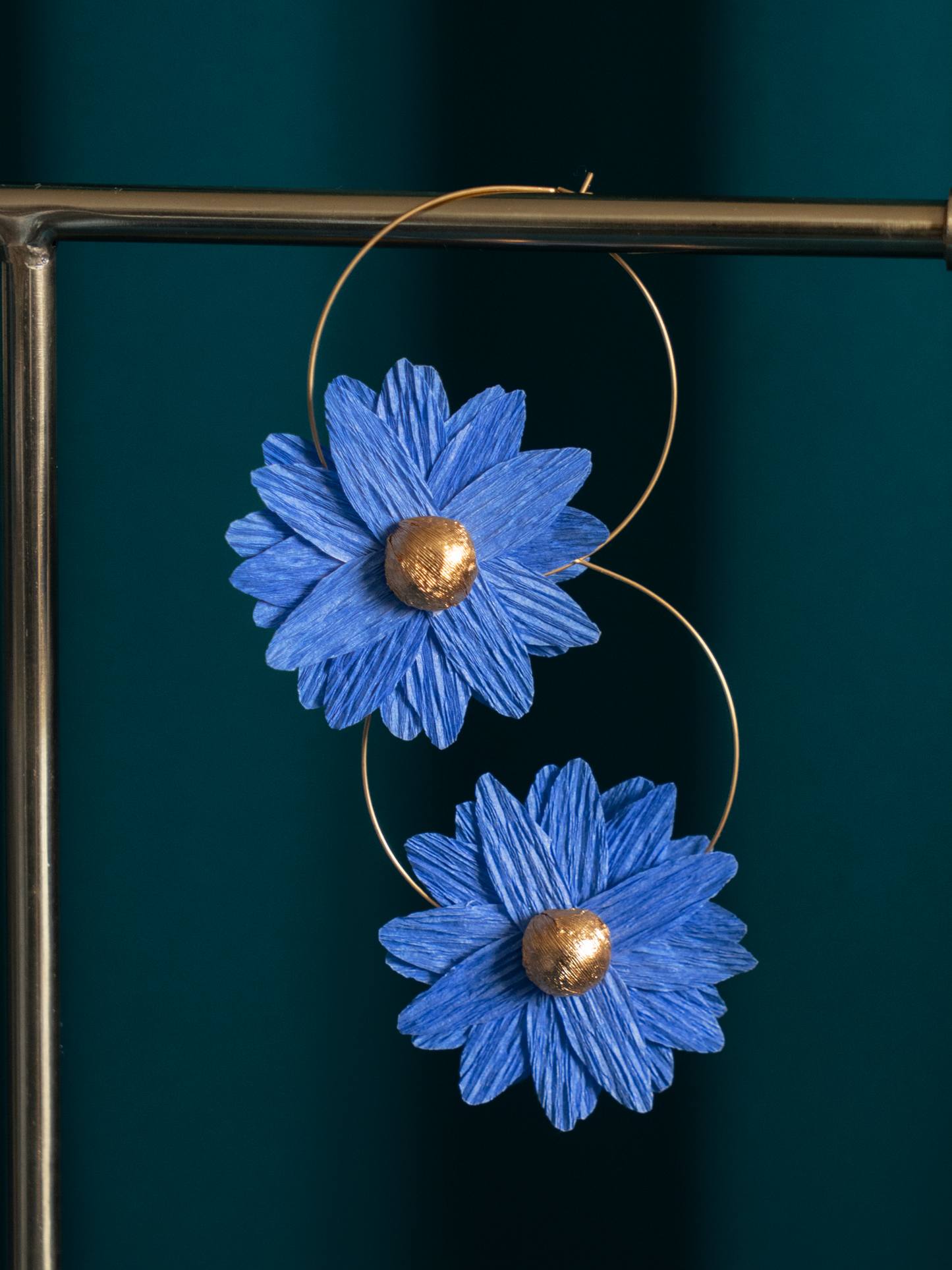 Créoles fleurs en papier Maison Tessier modèle marguerite bleuet coeur or sur présentoire à bijoux