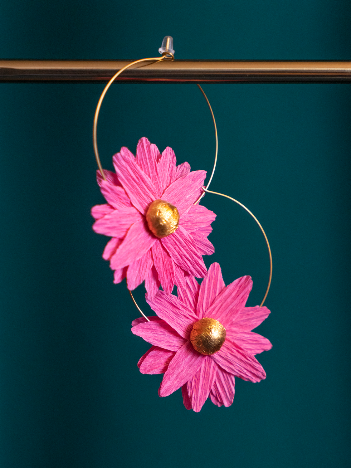 Créoles fleurs en papier Maison Tessier modèle marguerite Fushia coeur or sur présentoir à bijoux