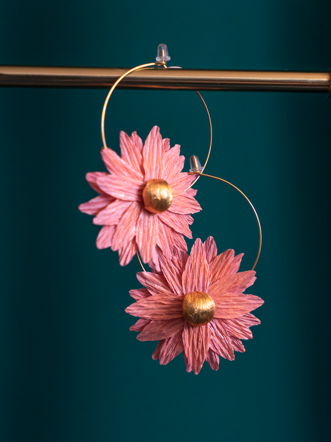 Créoles fleurs en papier Maison Tessier modèle marguerite Tourmaline coeur or sur présentoir à bijoux