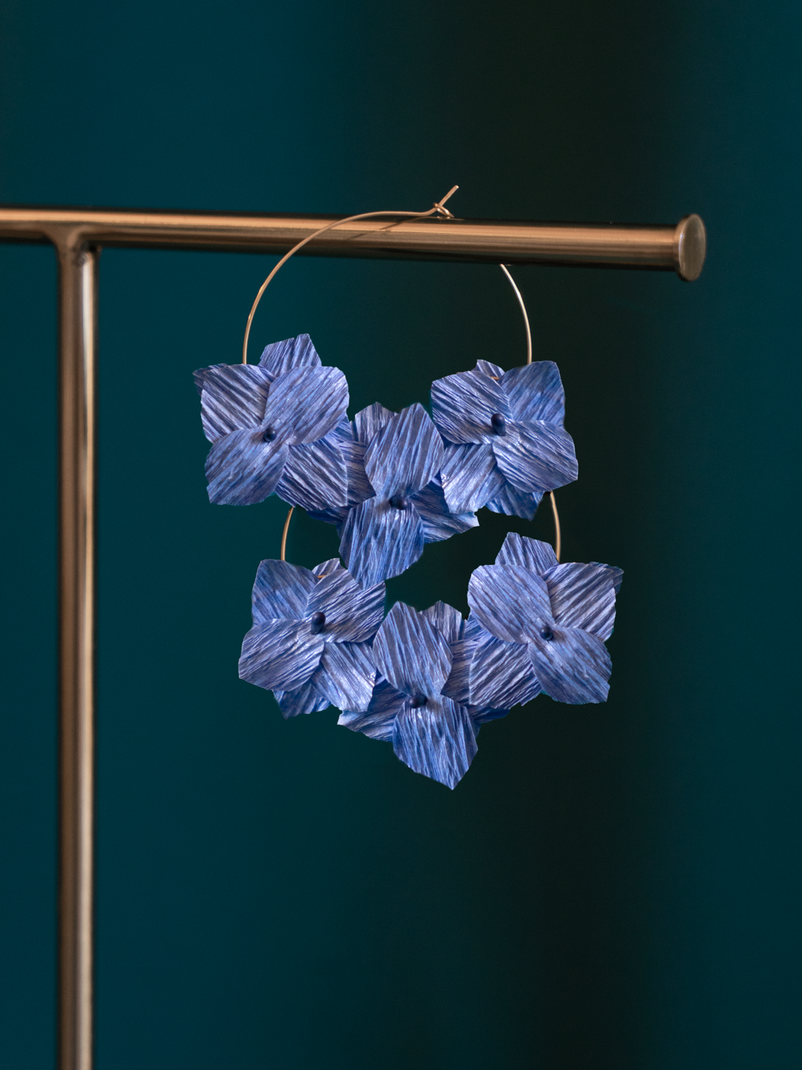Créoles fleurs en papier Maison Tessier modèle Hortensia Bleuet sur présentoire à bijoux