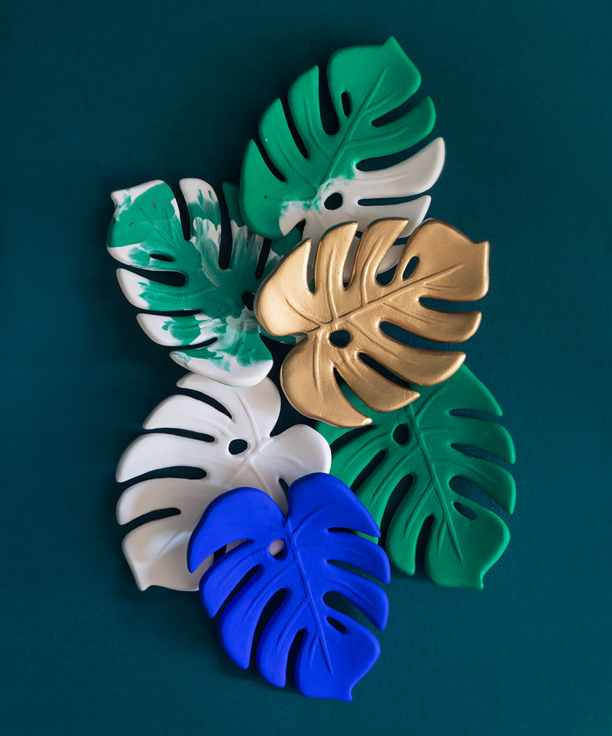 6 feuilles de Monstera de Maison Tessier, porte savon, vide poche ou bobèche, décoration, dorée, émeraude, variegata bicolore et panachée, bleu klein, blanc, sur fond vert