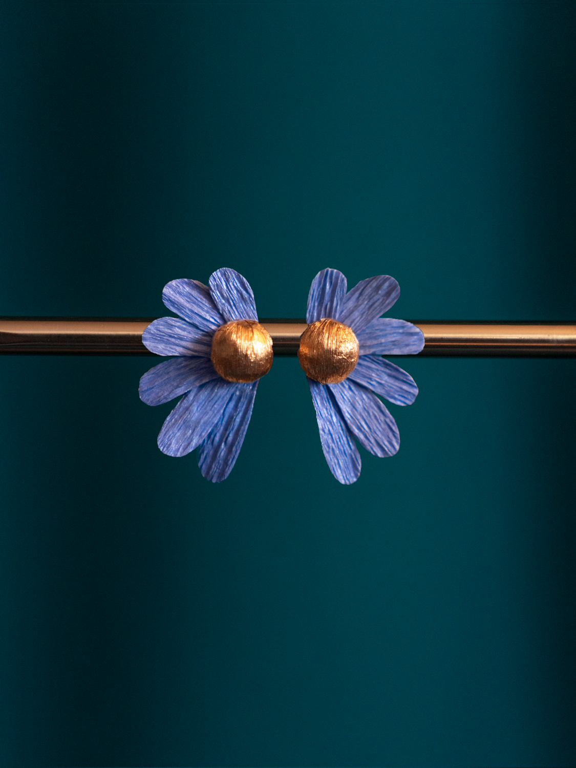 Puces fleurs en papier Maison Tessier modèle Pâquerettes Bleuet coeur Or sur présentoire à bijoux