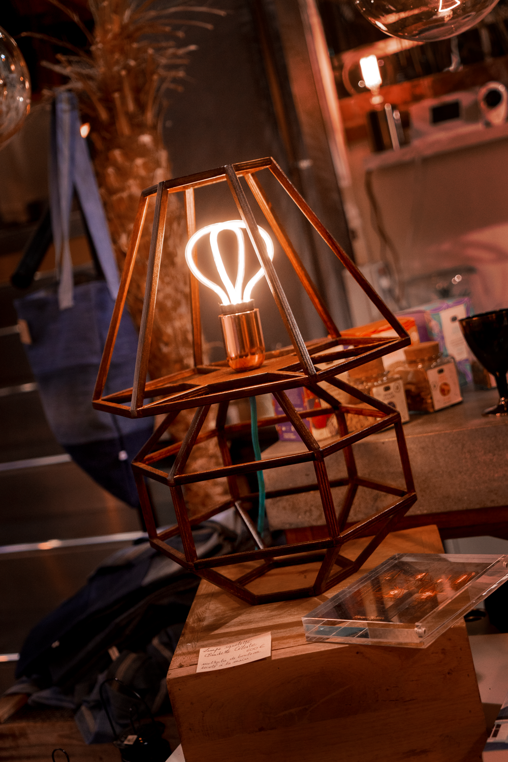 La lampe squelette Claudette de la série Dodue de Maison Tessier est présentée allumée dans le concept store 11:11