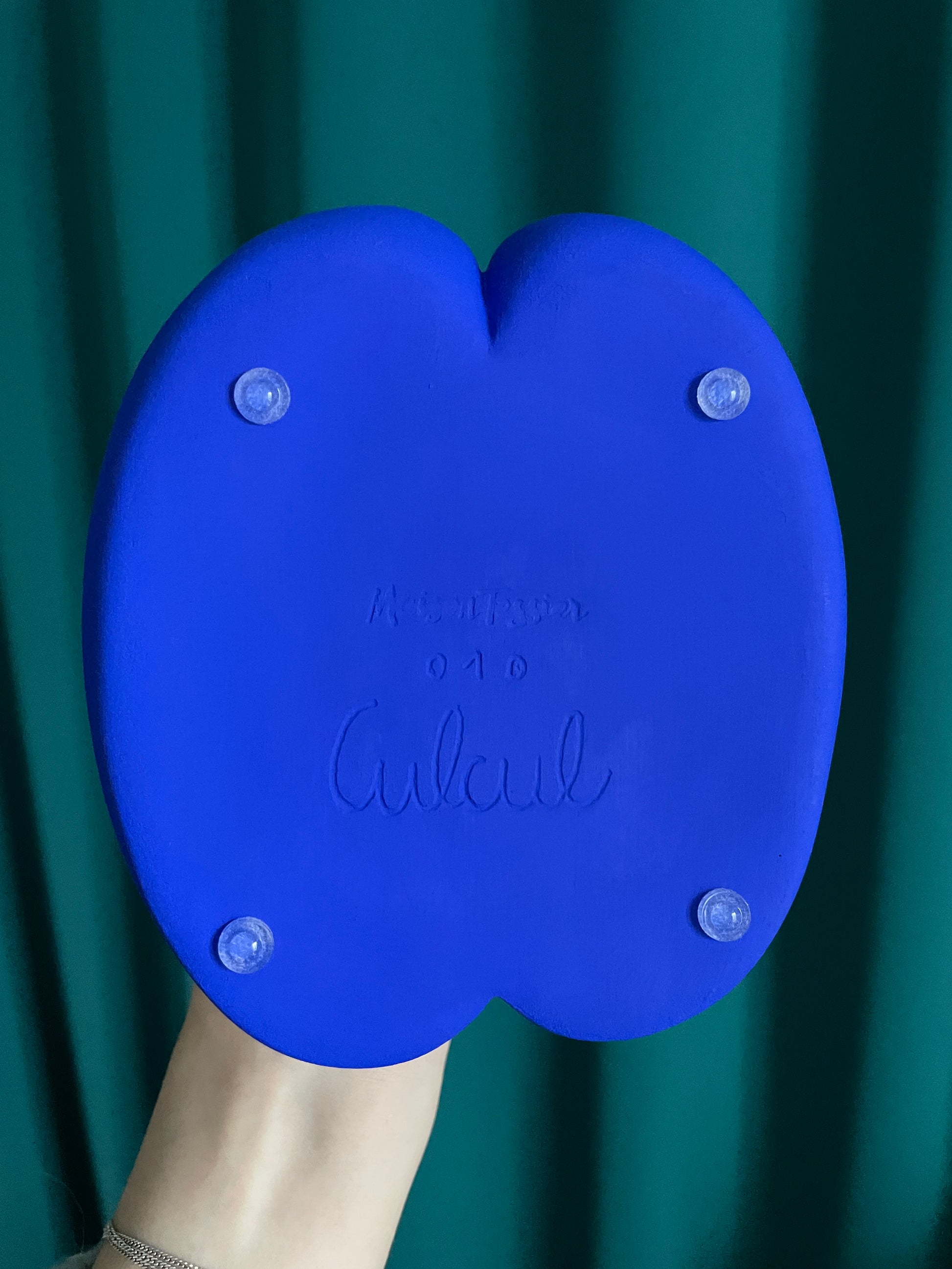 Exemple de gravure personnalisée « Culcul » sous le pot Petit Fessier de Maison Tessier couleur Bleu Klein, sur fond vert émeraude