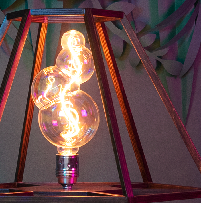 zoom sur l'ampoule LED et la structure de la lampe squelette Huguette de la série Dodue de Maison Tessier