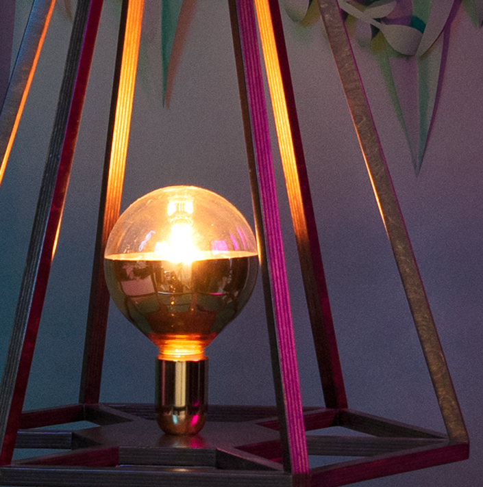 zoom sur l'ampoule LED et la structure de la lampe squelette Odette de la série Dodue de Maison Tessier