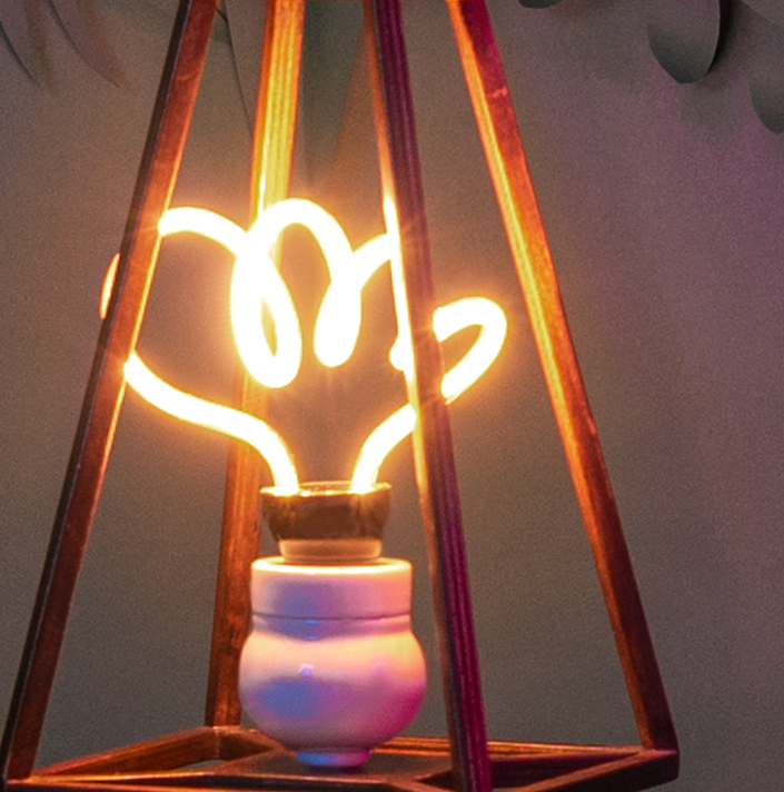 zoom sur l'ampoule LED et la structure de la lampe squelette Lisette de la série Fine de Maison Tessier