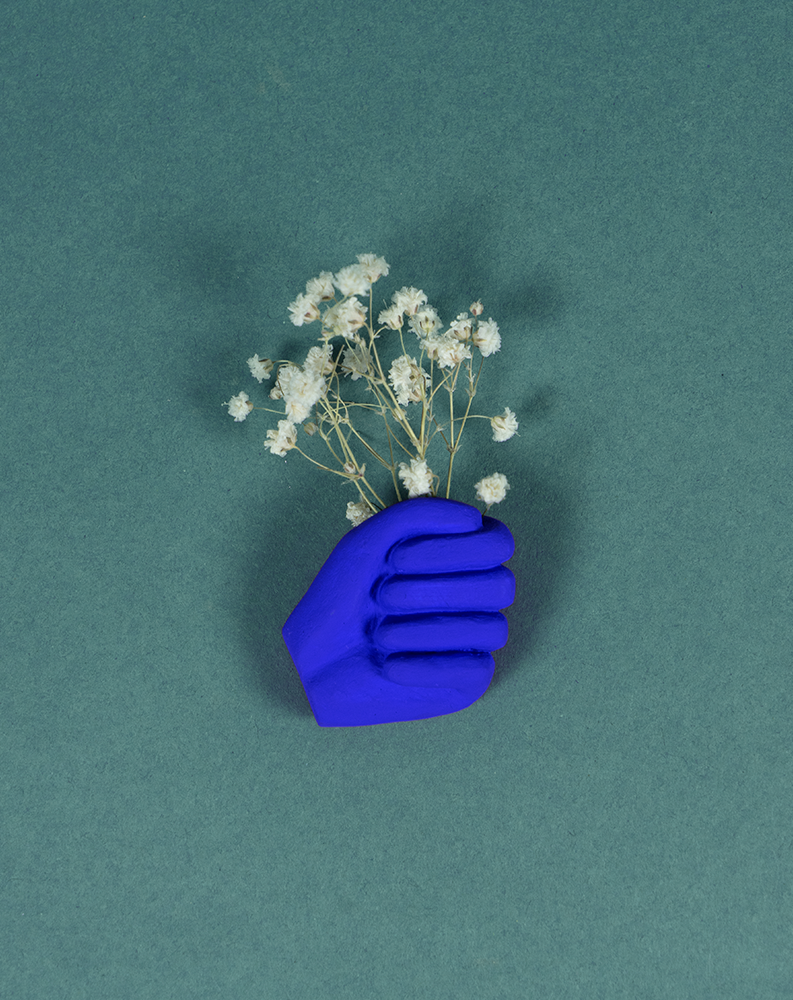 Mini Main Bleu Klein de Maison Tessier, bouquet de fleurs séchées, sur fond vert émeraude