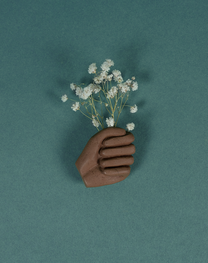 Mini Main Chocolat de Maison Tessier, bouquet de fleurs séchées, sur fond vert émeraude