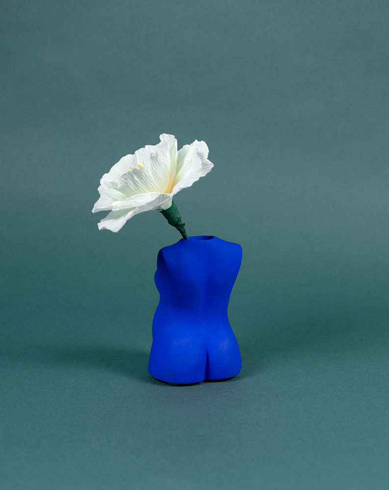 Vase soliflore Maman Bleu Klein de Maison Tessier, face dos, femme enceinte, contenant une fleur en papier crépon blanc