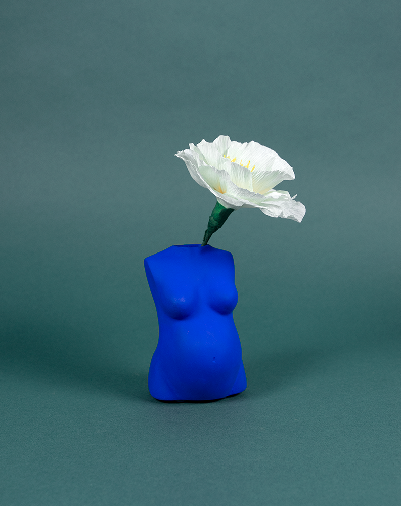 Vase soliflore Maman Bleu Klein de Maison Tessier, face ventre, femme enceinte, contenant une fleur en papier crépon blanc