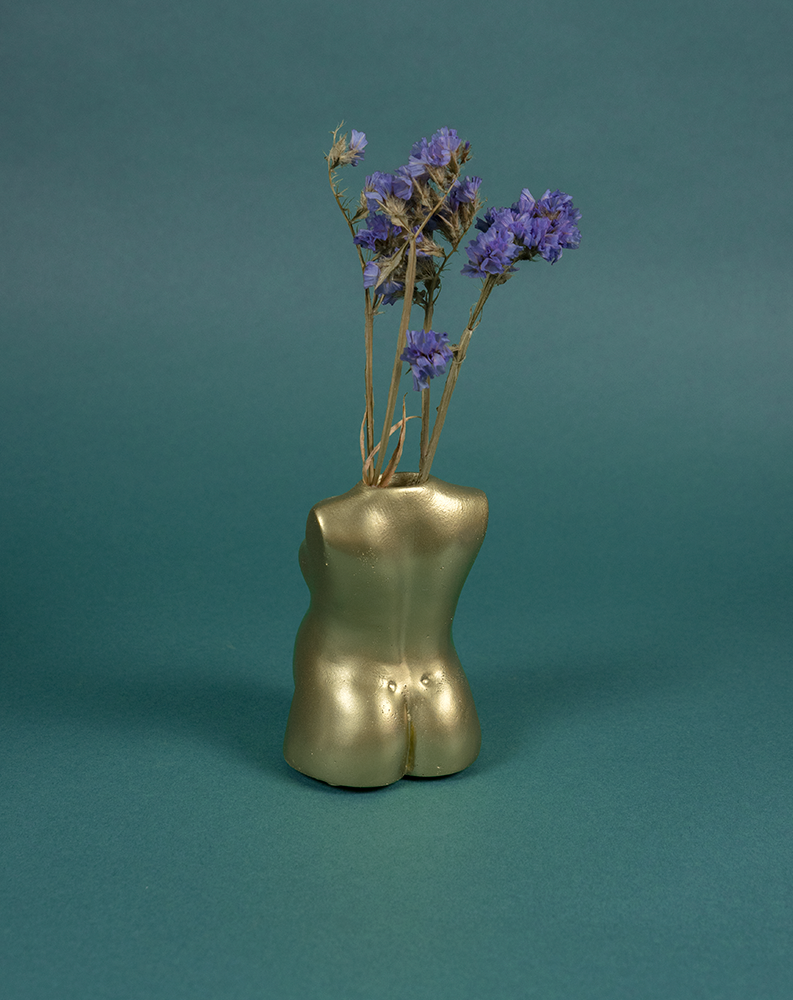 Vase soliflore Maman Dorée de Maison Tessier, face dos, femme enceinte, contenant des fleurs séchées