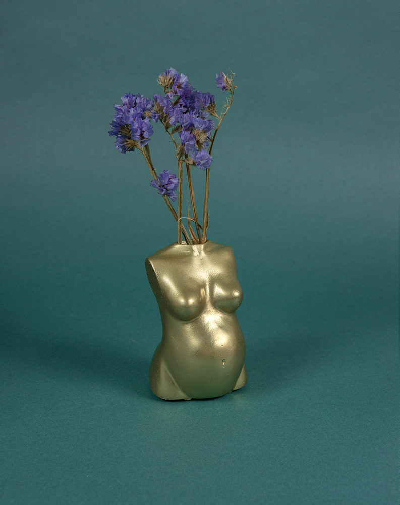 Vase soliflore Maman Dorée de Maison Tessier, face ventre, femme enceinte, contenant des fleurs séchées
