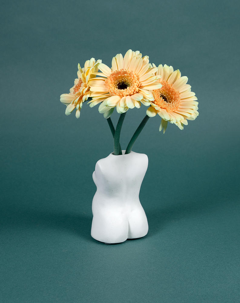 Vase soliflore Maman Nude de Maison Tessier, face dos, femme enceinte, contenant des fleurs fraiches