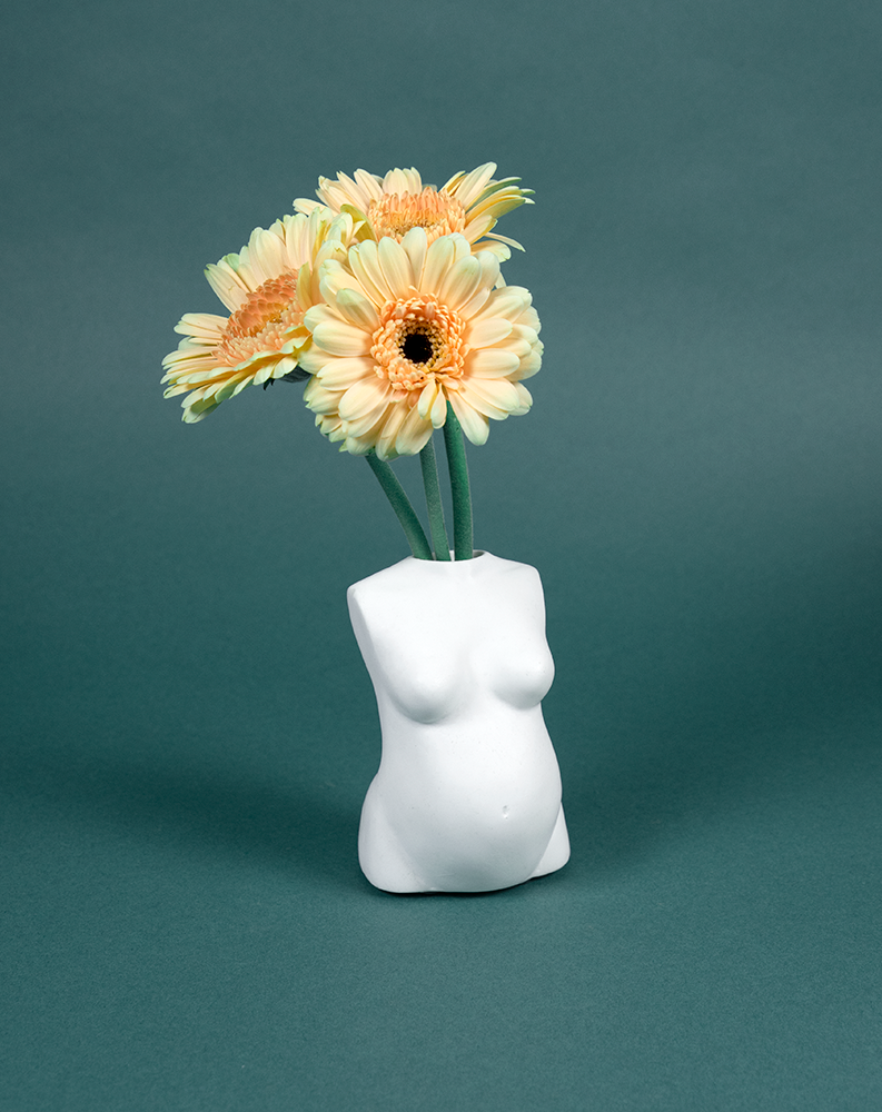 Vase soliflore Maman Nude de Maison Tessier, face ventre, femme enceinte, contenant des fleurs fraiches