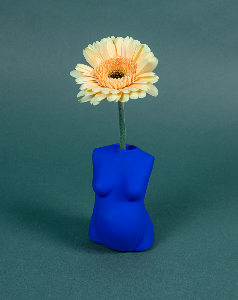 Vase soliflore Maman Bleu Klein de Maison Tessier, face ventre, femme enceinte, contenant une fleur fraiche