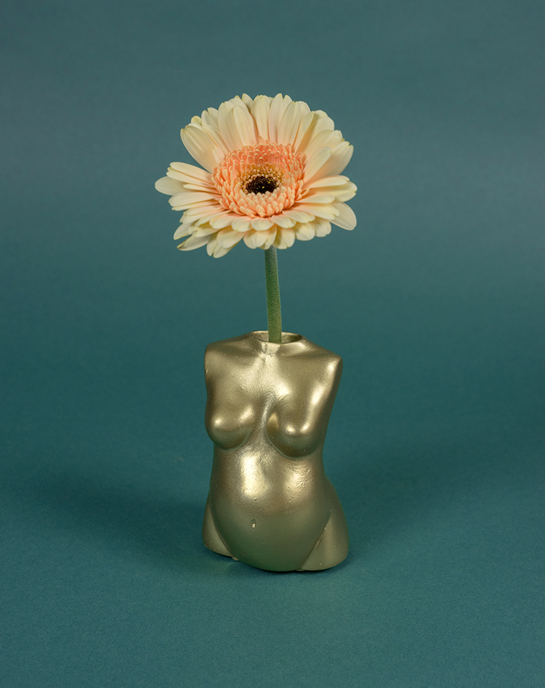Vase soliflore Maman Dorée de Maison Tessier, face ventre, femme enceinte, contenant une fleur fraiche