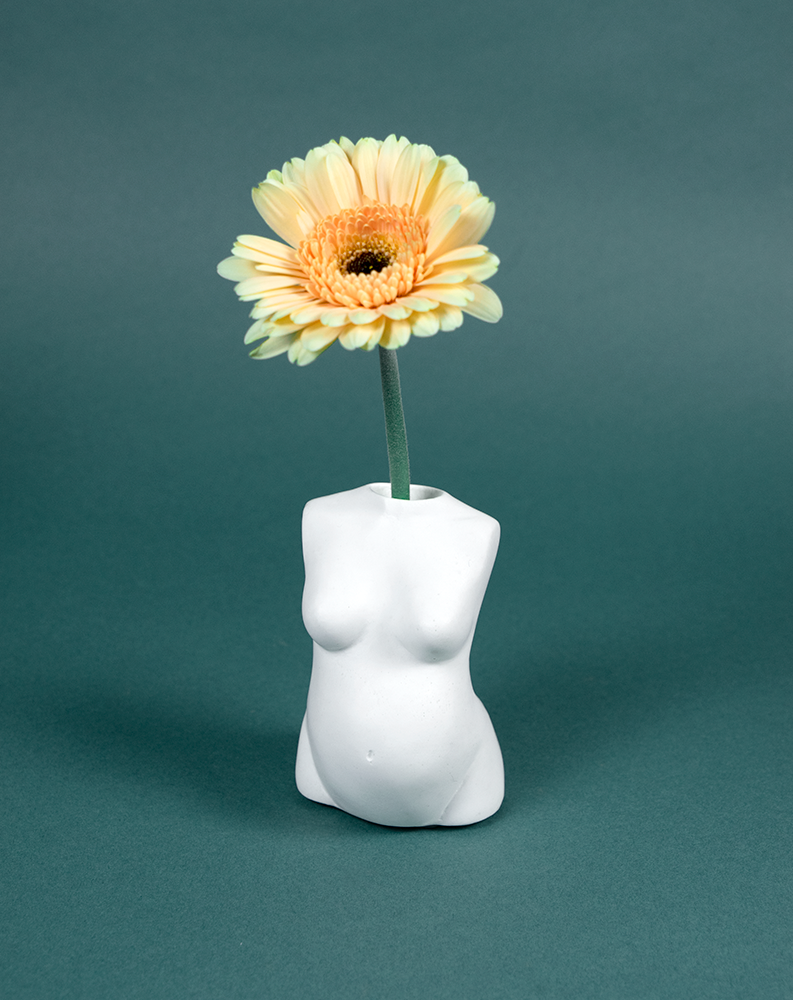 Vase soliflore Maman Nude de Maison Tessier, face ventre, femme enceinte, contenant une fleur fraiche